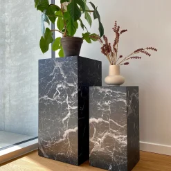Outlet Nimara Adele - Sæt af sideborde/piedestaler i sort marmorprint