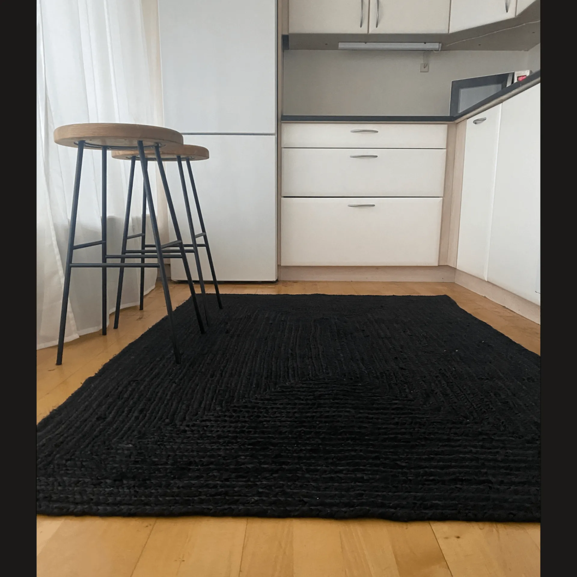 Online Nimara Alex tæppe - Sort jute 180x120