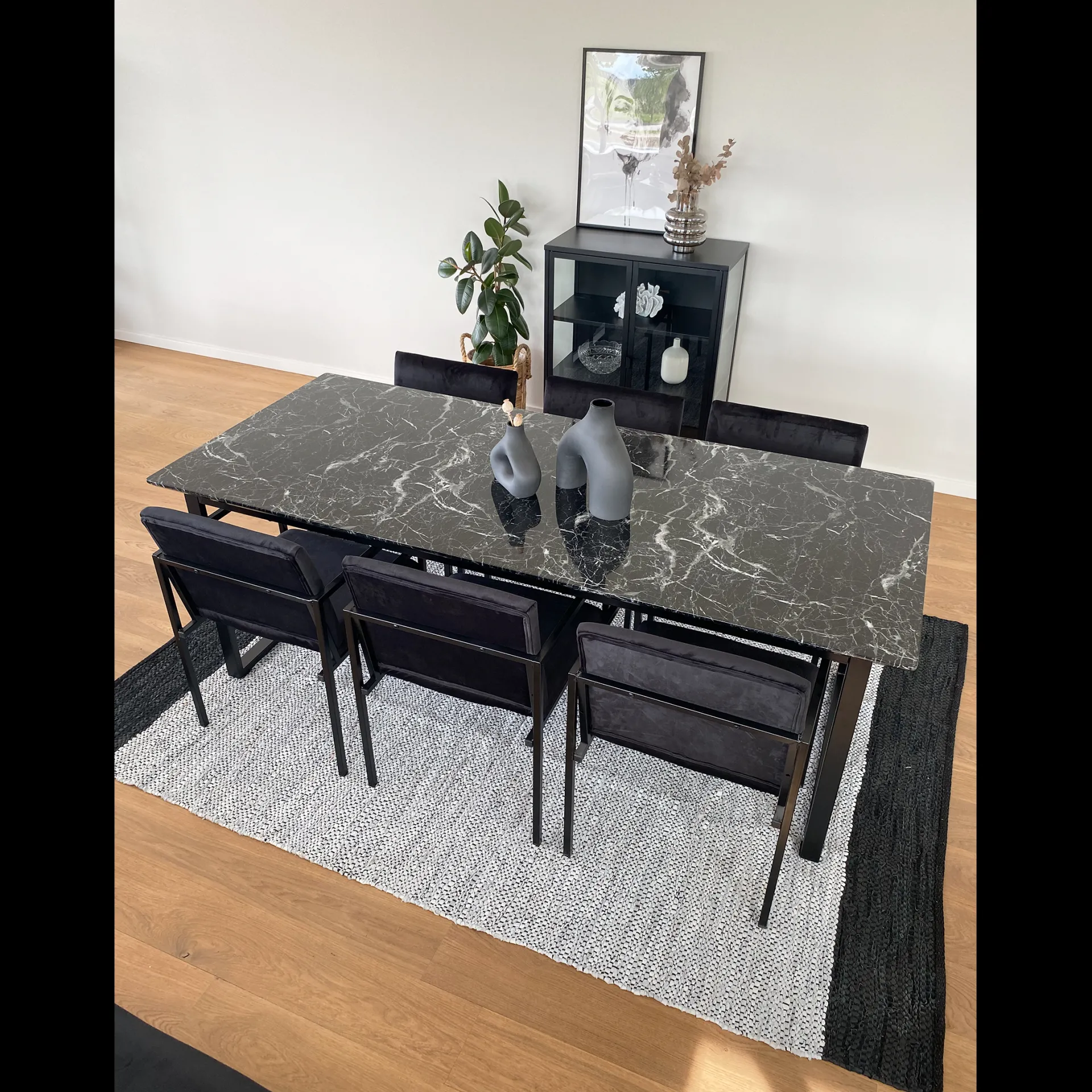 Hot Nimara Allie spisebordsstol - Sort velour med armlæn