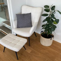 Best Nimara Allison Lænestol med Skammel - hvidt plys/imiteret lammeskind