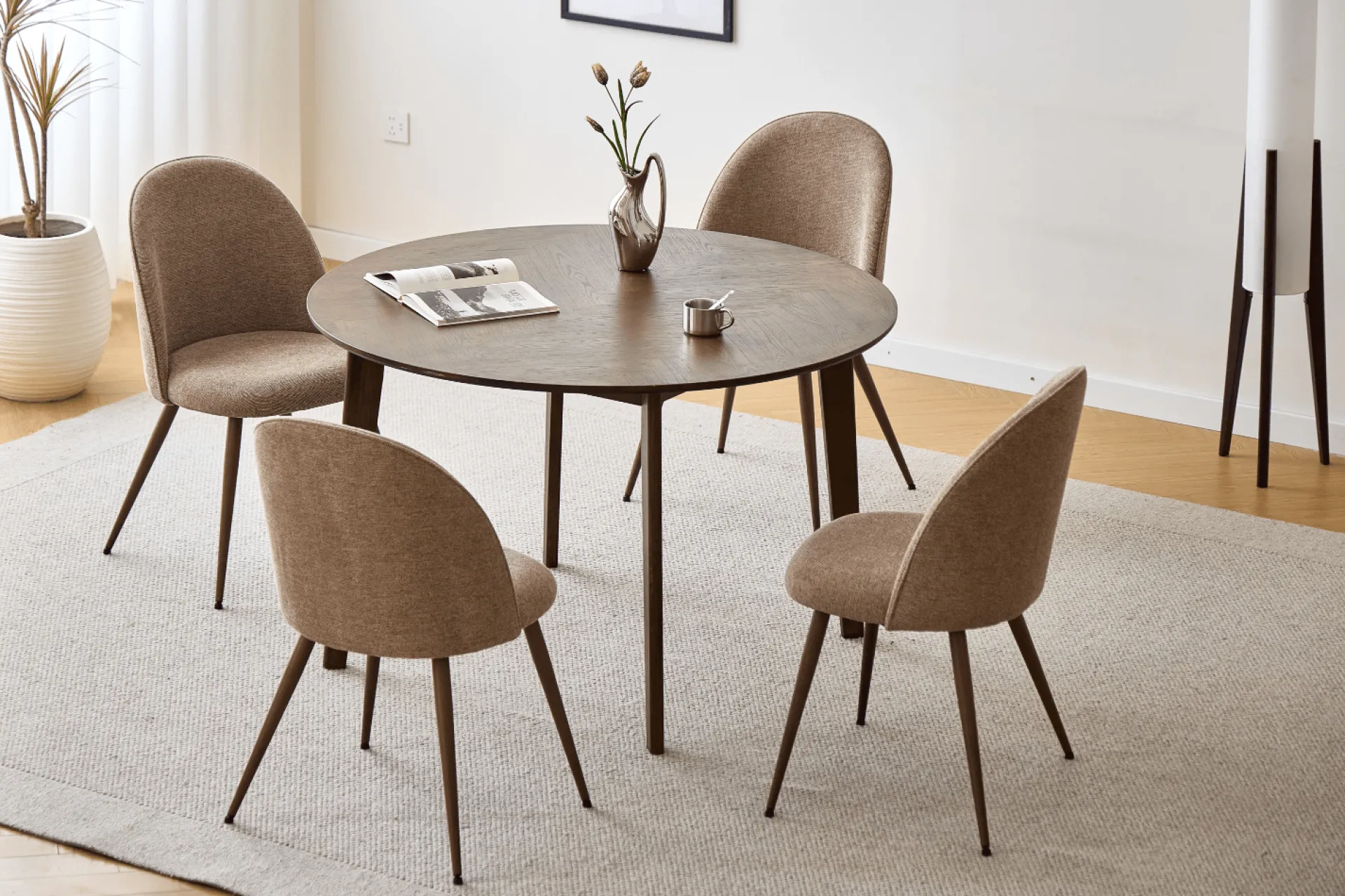 Online Nimara Annika spisebordsstol - sand tekstil med røget egelook