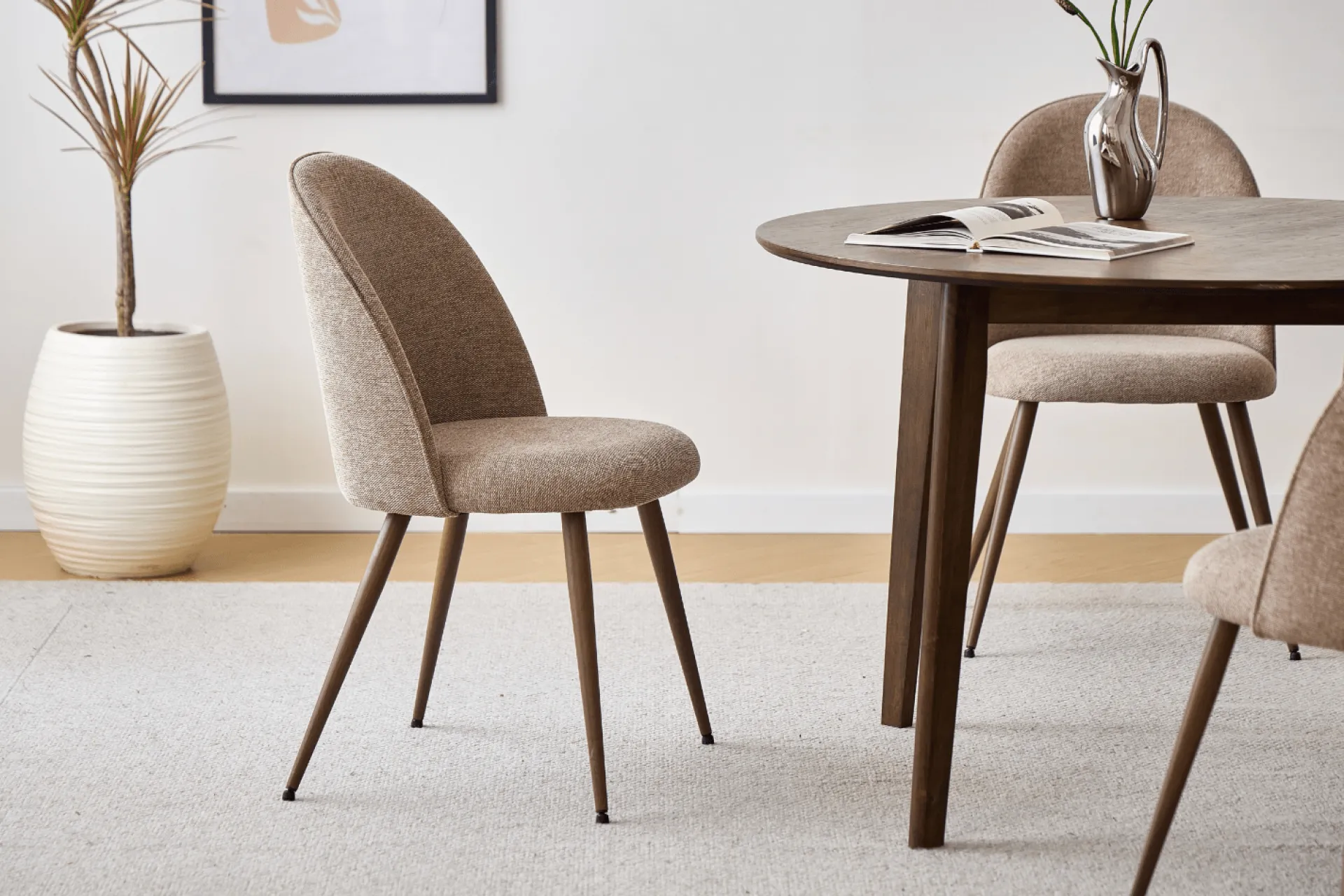 Online Nimara Annika spisebordsstol - sand tekstil med røget egelook