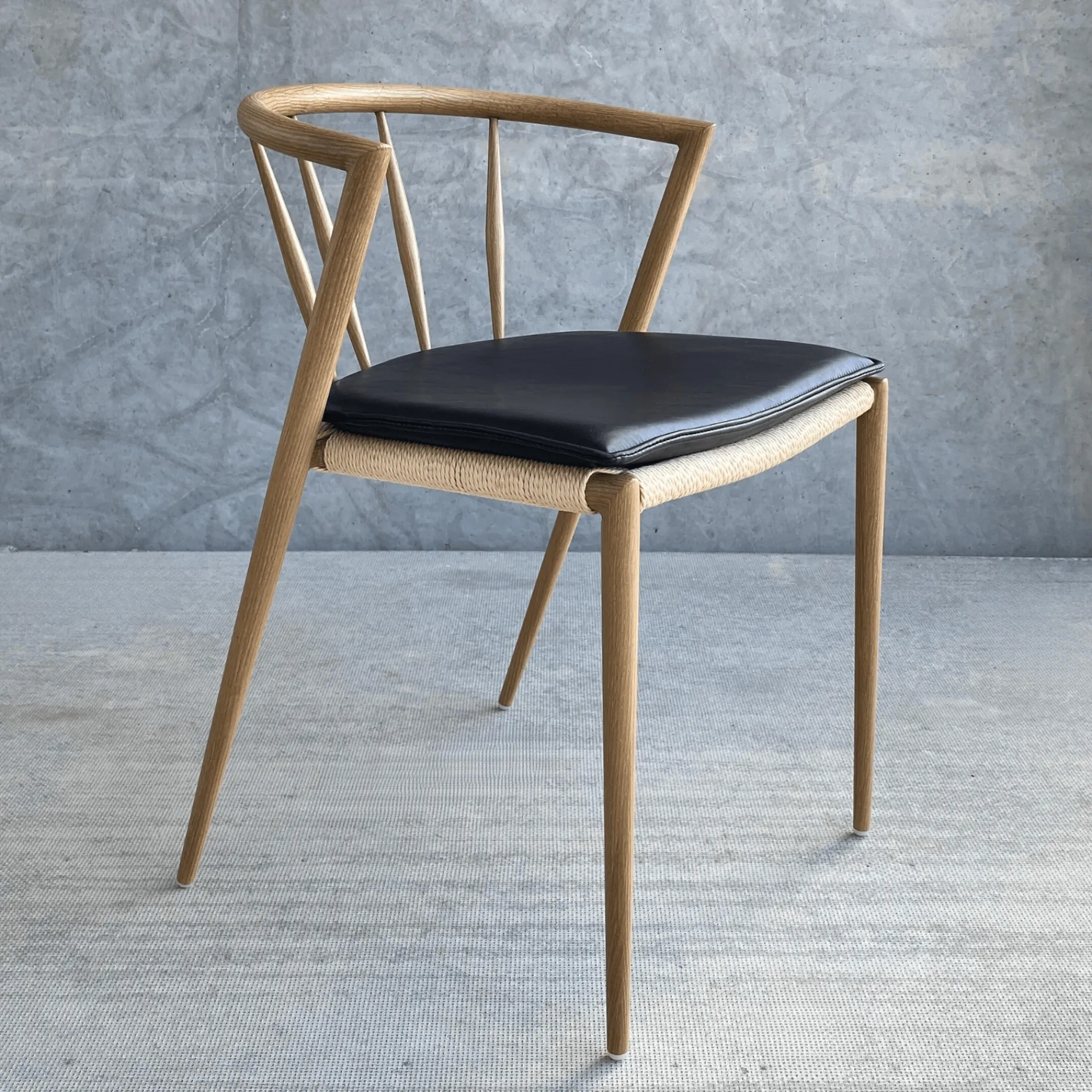 Nimara Bella - Sædehynde i sort kunstlæder