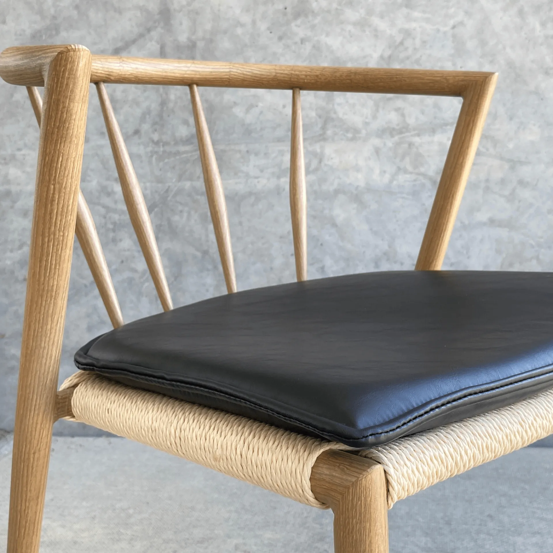 Nimara Bella - Sædehynde i sort kunstlæder