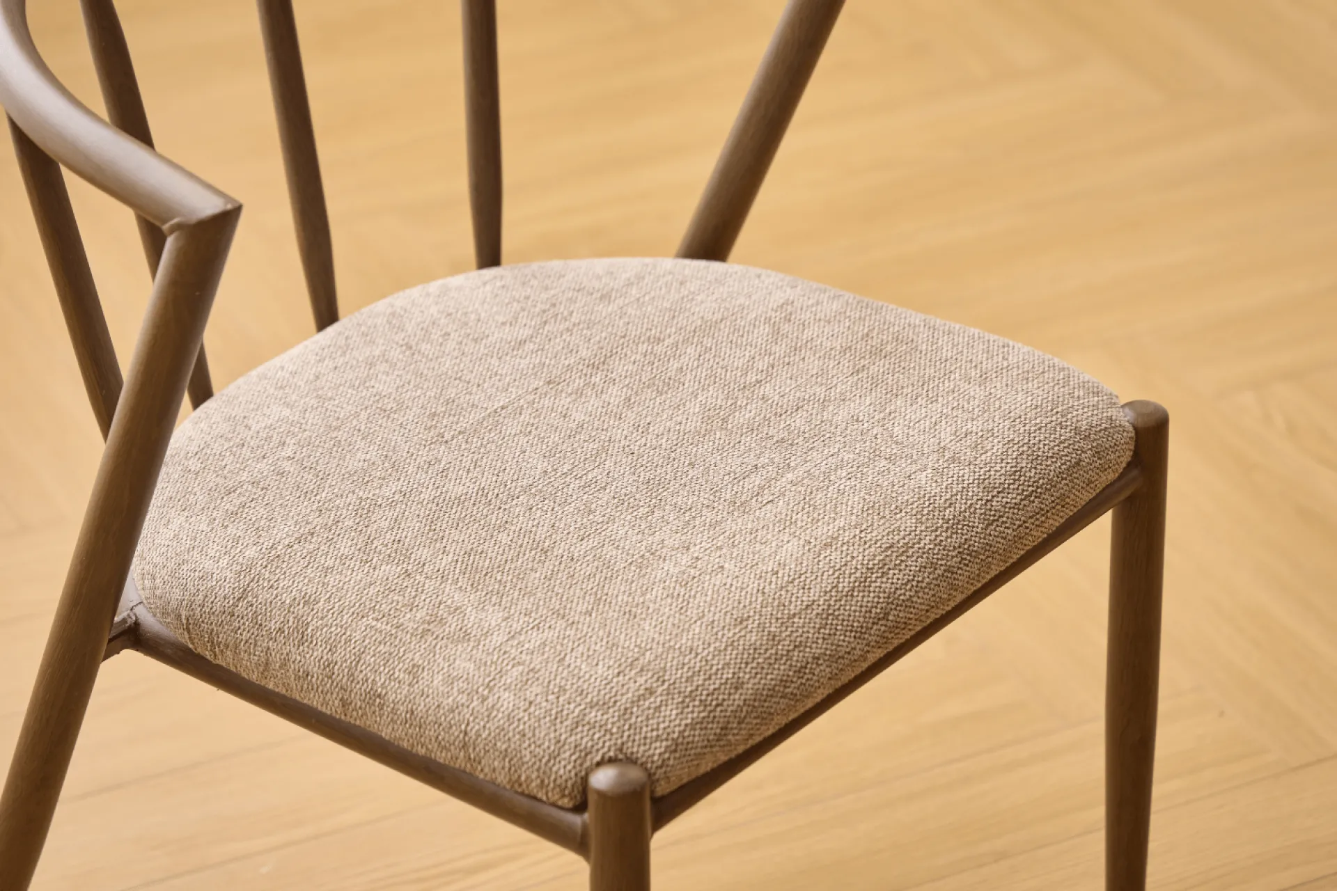 Nimara Bella spisebordsstol - Røget egelook med sand polstret sæde