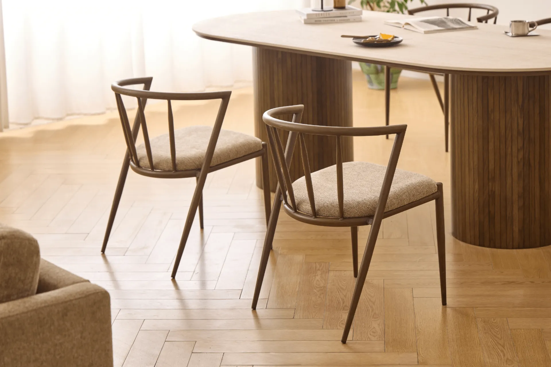 Nimara Bella spisebordsstol - Røget egelook med sand polstret sæde