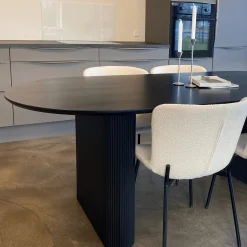 Clearance Nimara Carisma sort ovalt lamel spisebord 200 x 100 cm med søjleben