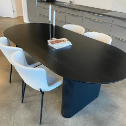 Clearance Nimara Carisma sort ovalt lamel spisebord 200 x 100 cm med søjleben