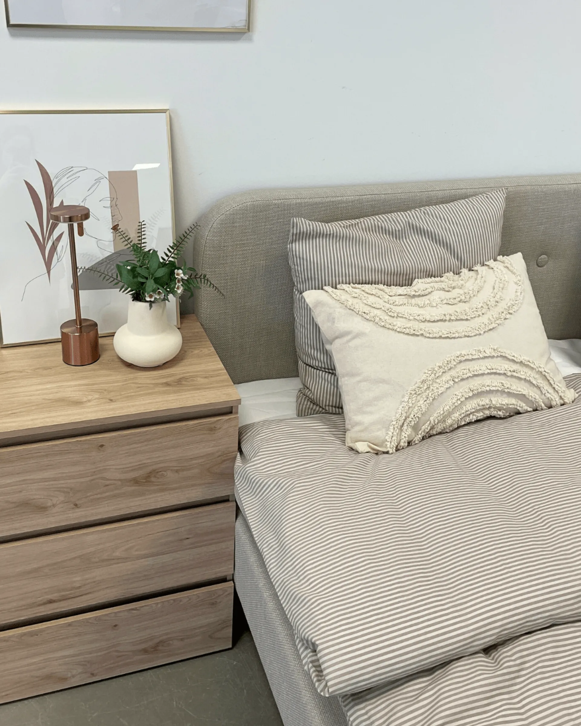 Outlet Nimara Christian seng i beige 140x200 cm inkl. sengelameller og madrasser