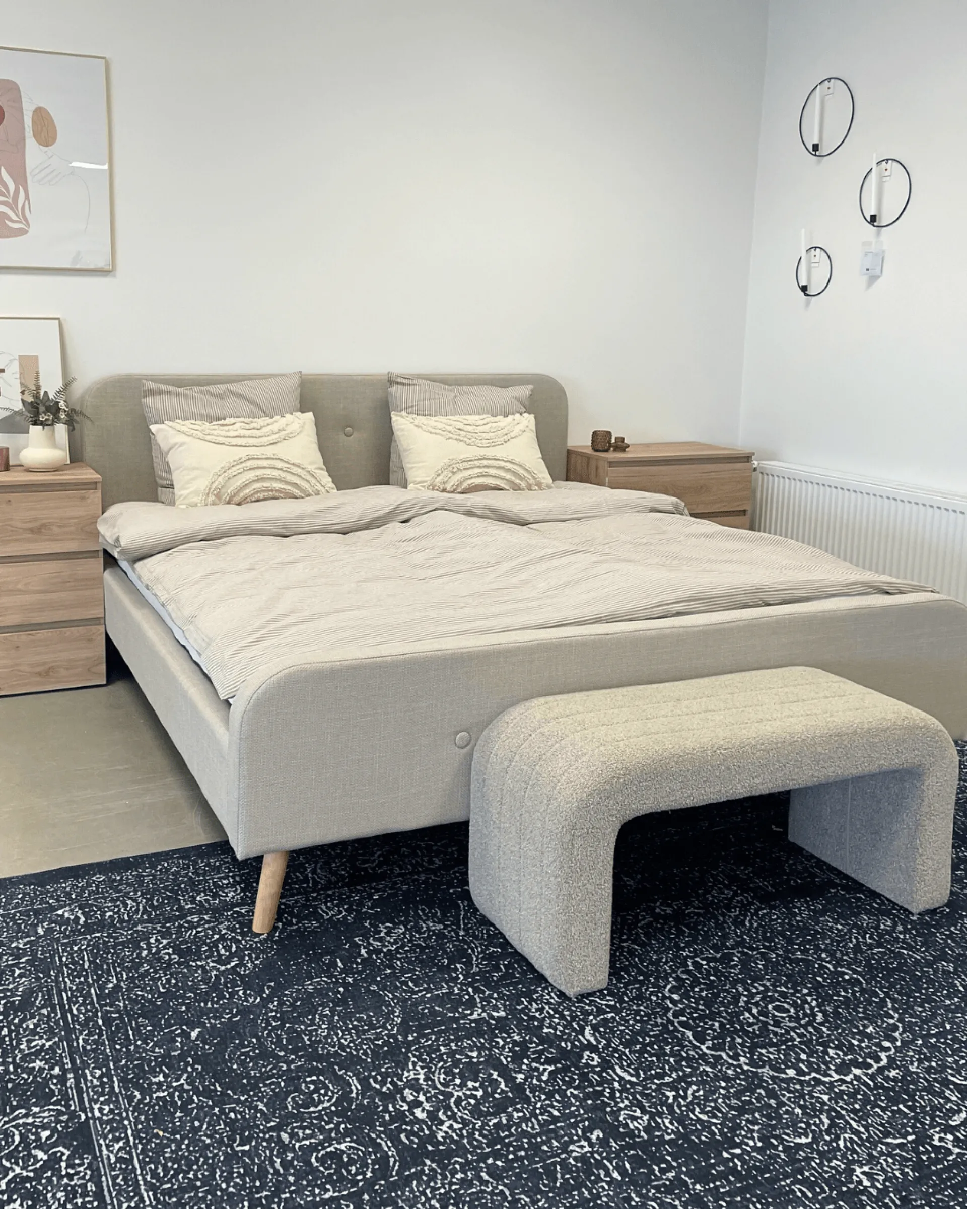 Outlet Nimara Christian seng i beige 140x200 cm inkl. sengelameller og madrasser