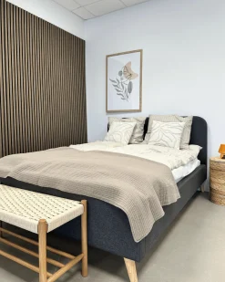 Sale Nimara Christian seng i grå 140x200 cm inkl. sengelameller og madrasser