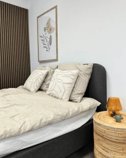 Clearance Nimara Christian sengeramme i grå 140x200 cm ekskl. sengelameller og madrasser