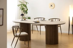 Hot Nimara Enzo ovalt spisebord med stenbordplade i beige og lamelfod i røget eg 220x100x76 cm