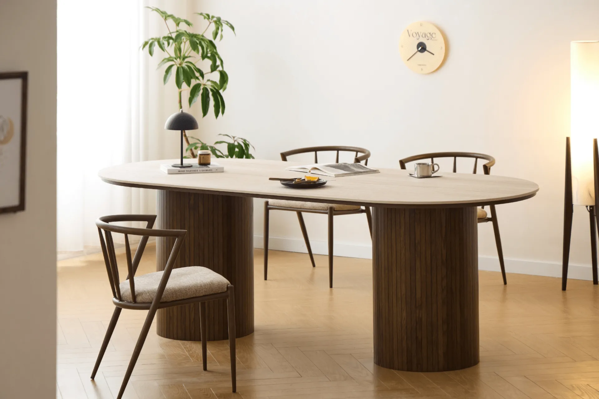 Hot Nimara Enzo ovalt spisebord med stenbordplade i beige og lamelfod i røget eg 220x100x76 cm