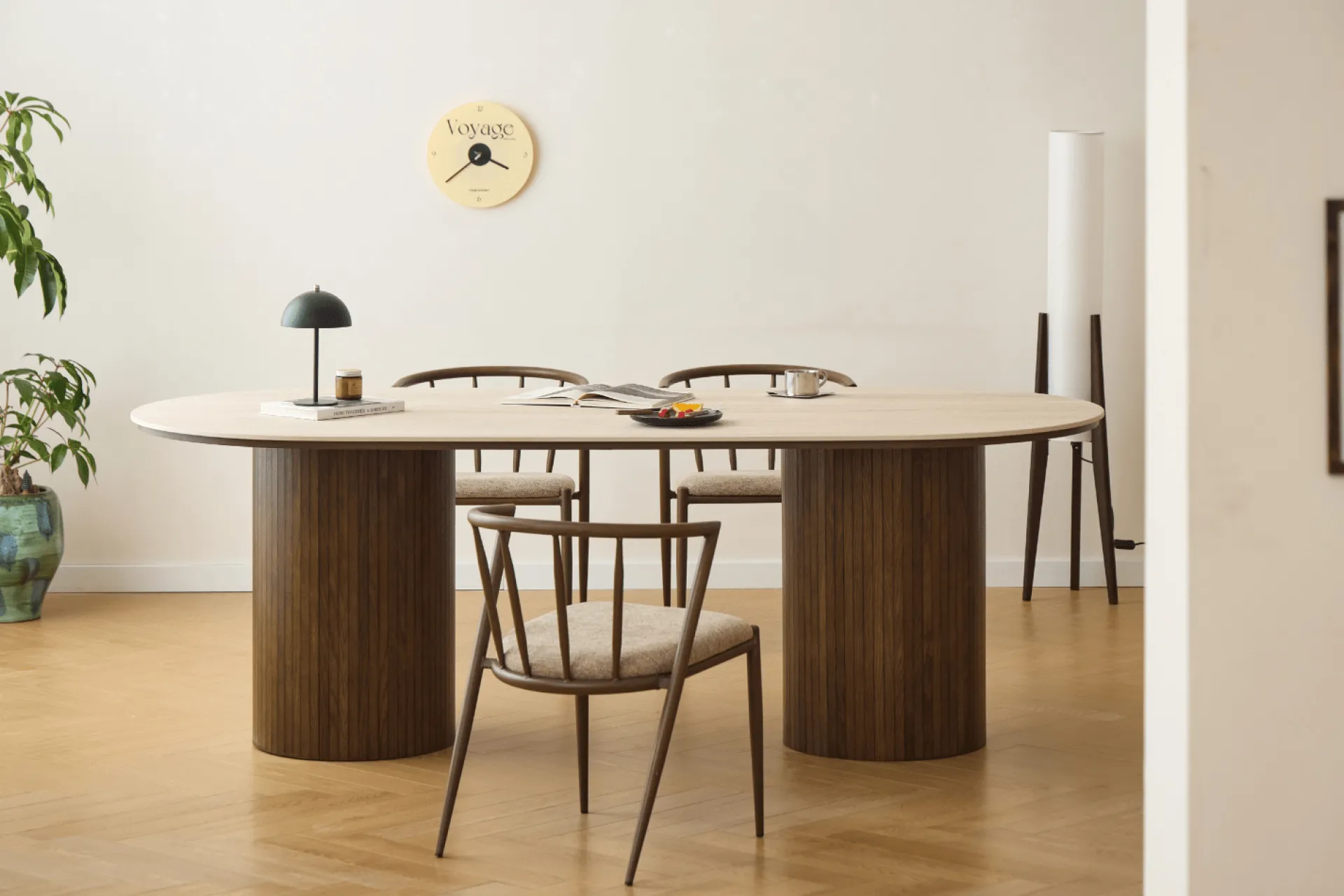 Hot Nimara Enzo ovalt spisebord med stenbordplade i beige og lamelfod i røget eg 220x100x76 cm