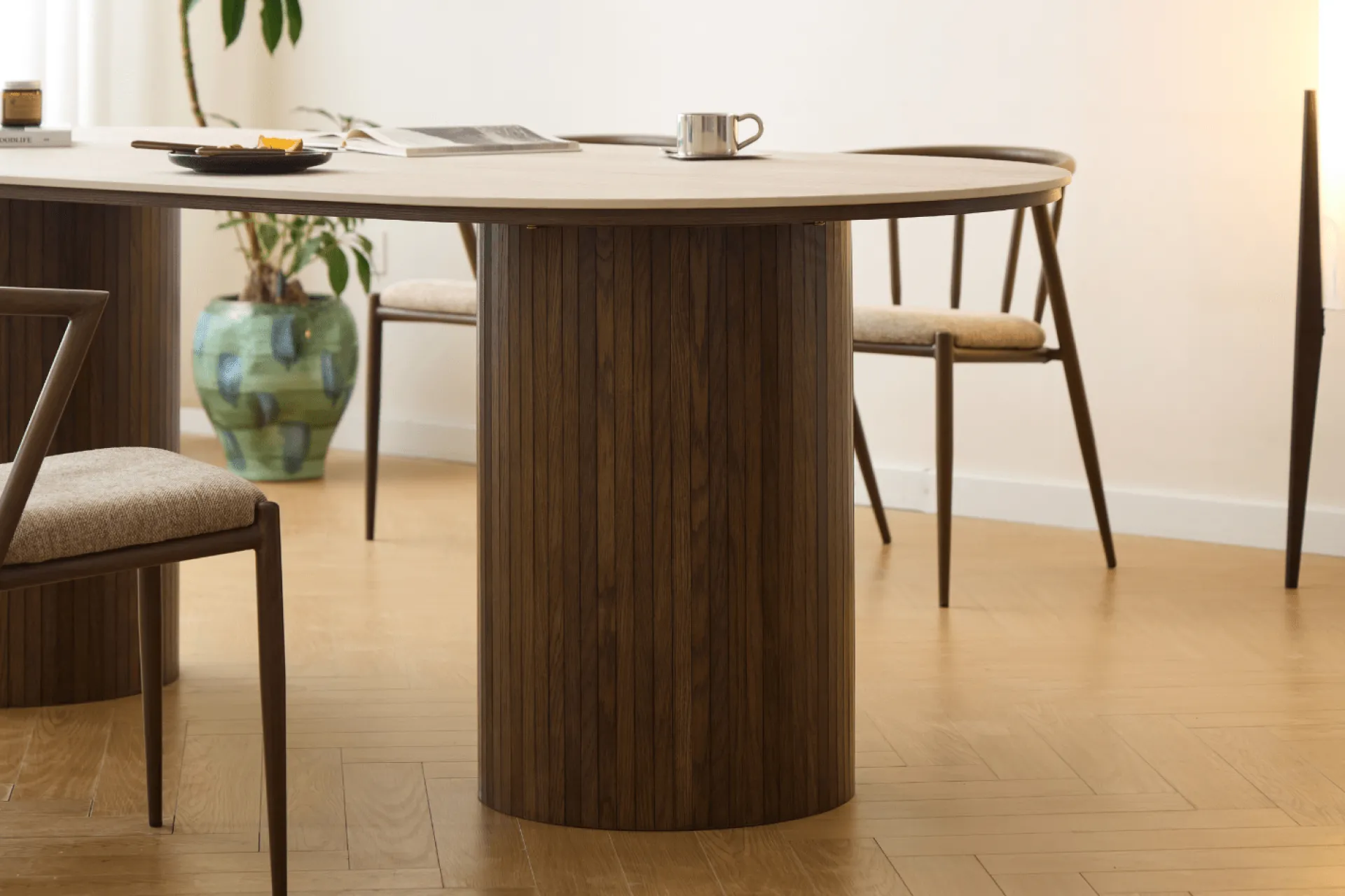 Hot Nimara Enzo ovalt spisebord med stenbordplade i beige og lamelfod i røget eg 220x100x76 cm