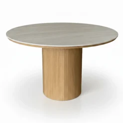 New Nimara Enzo rundt spisebord med bordplade i beige sten og lamelfod i egetræ Ø120 cm