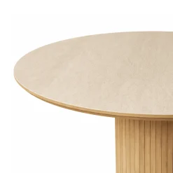 New Nimara Enzo rundt spisebord med bordplade i beige sten og lamelfod i egetræ Ø120 cm