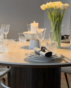 Hot Nimara Enzo rundt spisebord med bordplade i beige sten og lamelfod i røget egetræ Ø120 cm