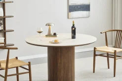 Hot Nimara Enzo rundt spisebord med bordplade i beige sten og lamelfod i røget egetræ Ø120 cm