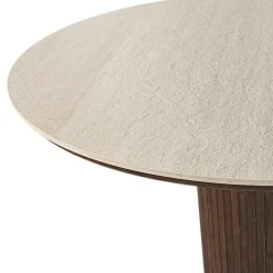 Hot Nimara Enzo rundt spisebord med bordplade i beige sten og lamelfod i røget egetræ Ø120 cm