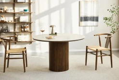 Hot Nimara Enzo rundt spisebord med bordplade i beige sten og lamelfod i røget egetræ Ø120 cm