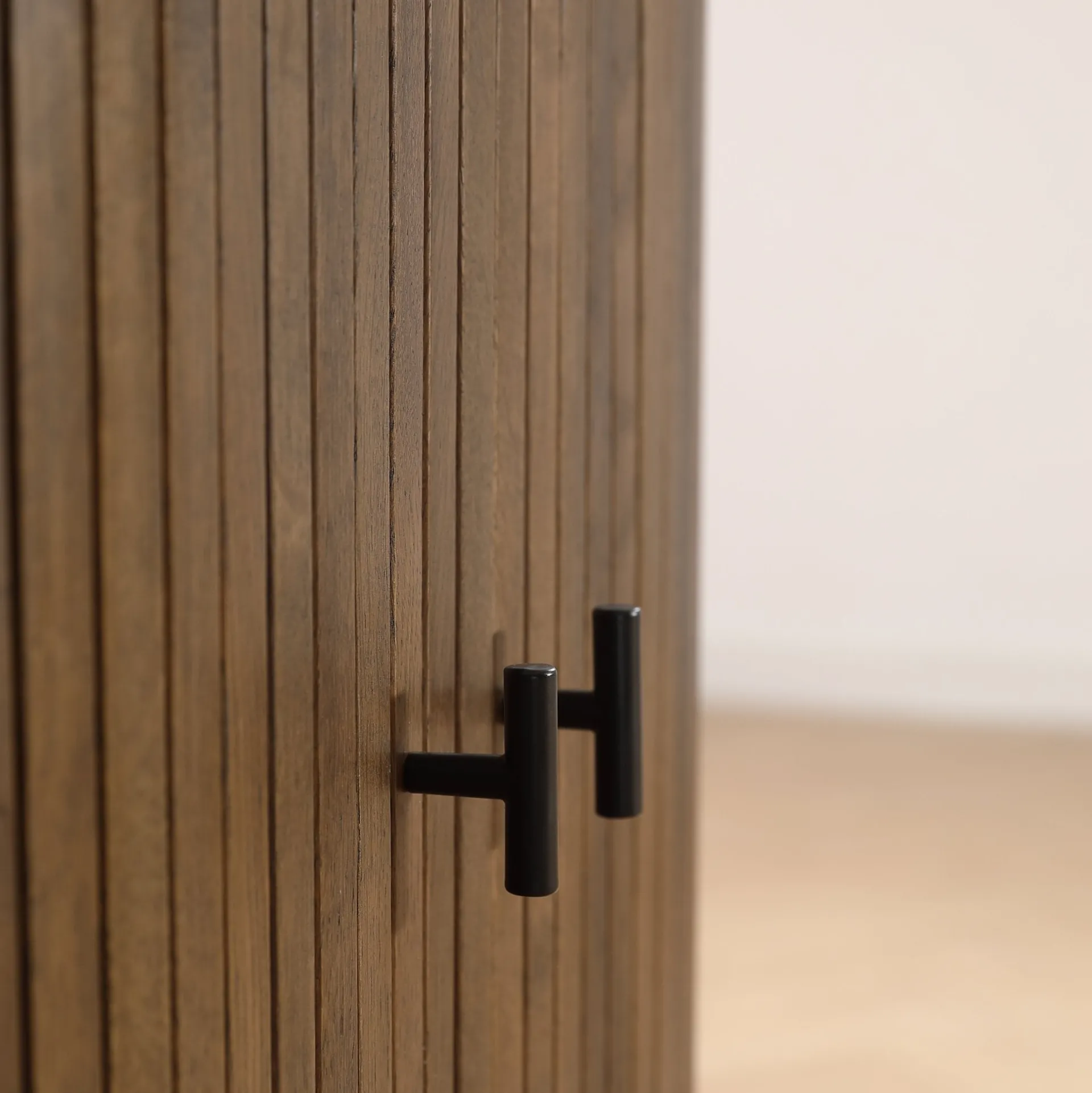 Hot Nimara Florence jalousi skab med lameller i røget eg 70x40x85 cm