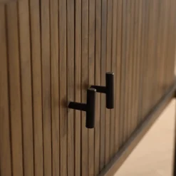 Online Nimara Florence jalousi tv-bord med lameller i røget eg 138x40x55 cm