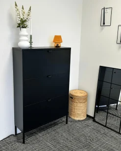 Hot Nimara Herman Skoskab - Sort metal med 3 rum - 80x26x125 cm