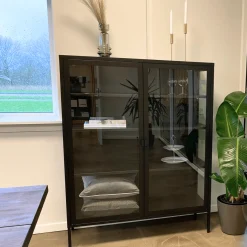 Best Nimara Herman Vitrineskab - Sort metal/glas - 110x40x140 cm
