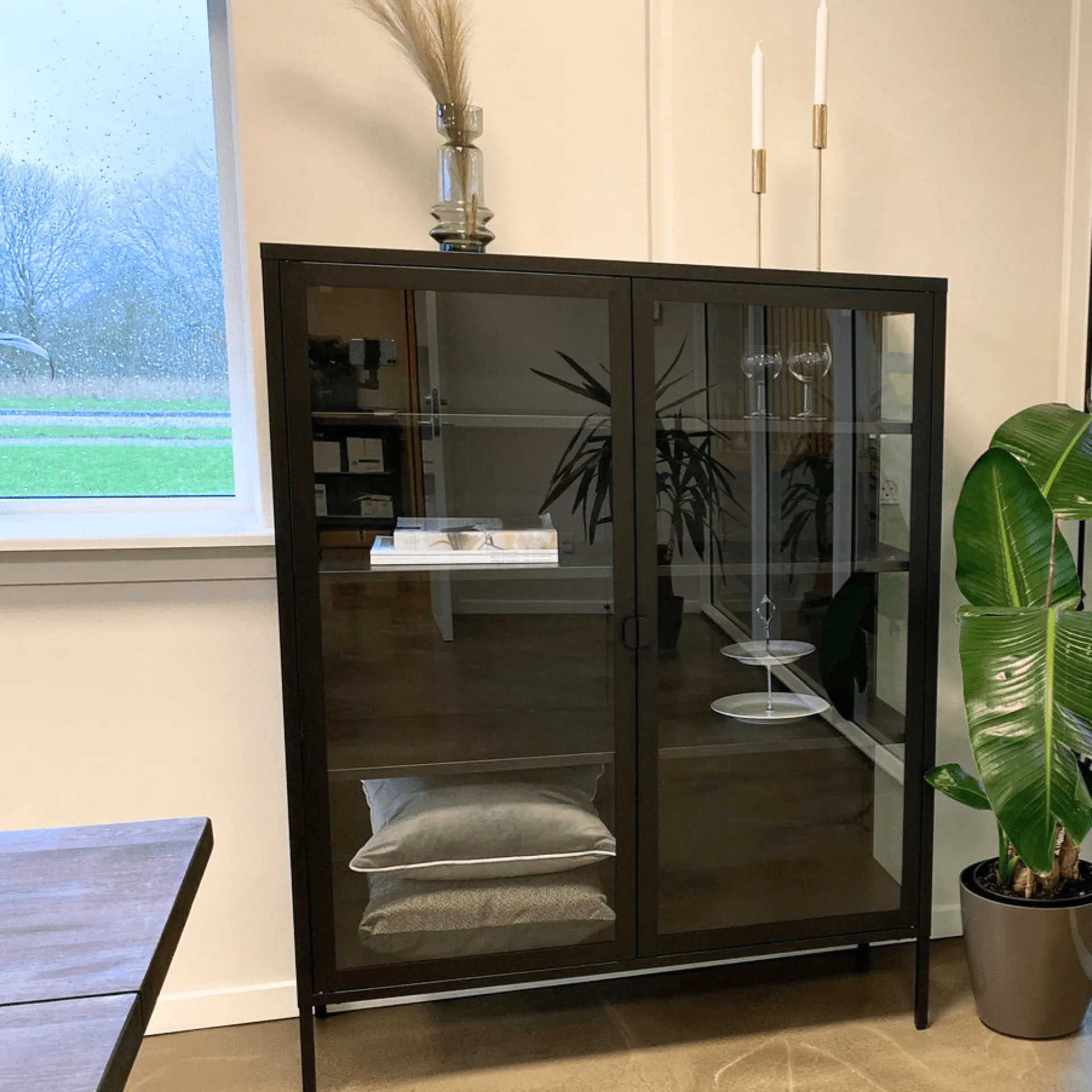 Best Nimara Herman Vitrineskab - Sort metal/glas - 110x40x140 cm