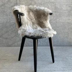 Discount Nimara Imiteret langhåret lammeskind i Grå - 65x95 cm