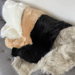 Discount Nimara Imiteret langhåret lammeskind i Grå - 65x95 cm