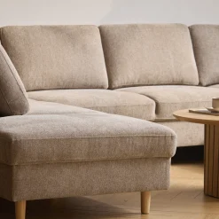 Discount Nimara Jennifer højrevendt u-sofa i sand med chaiselong - L: 300 x D: 208 x H: 82 cm