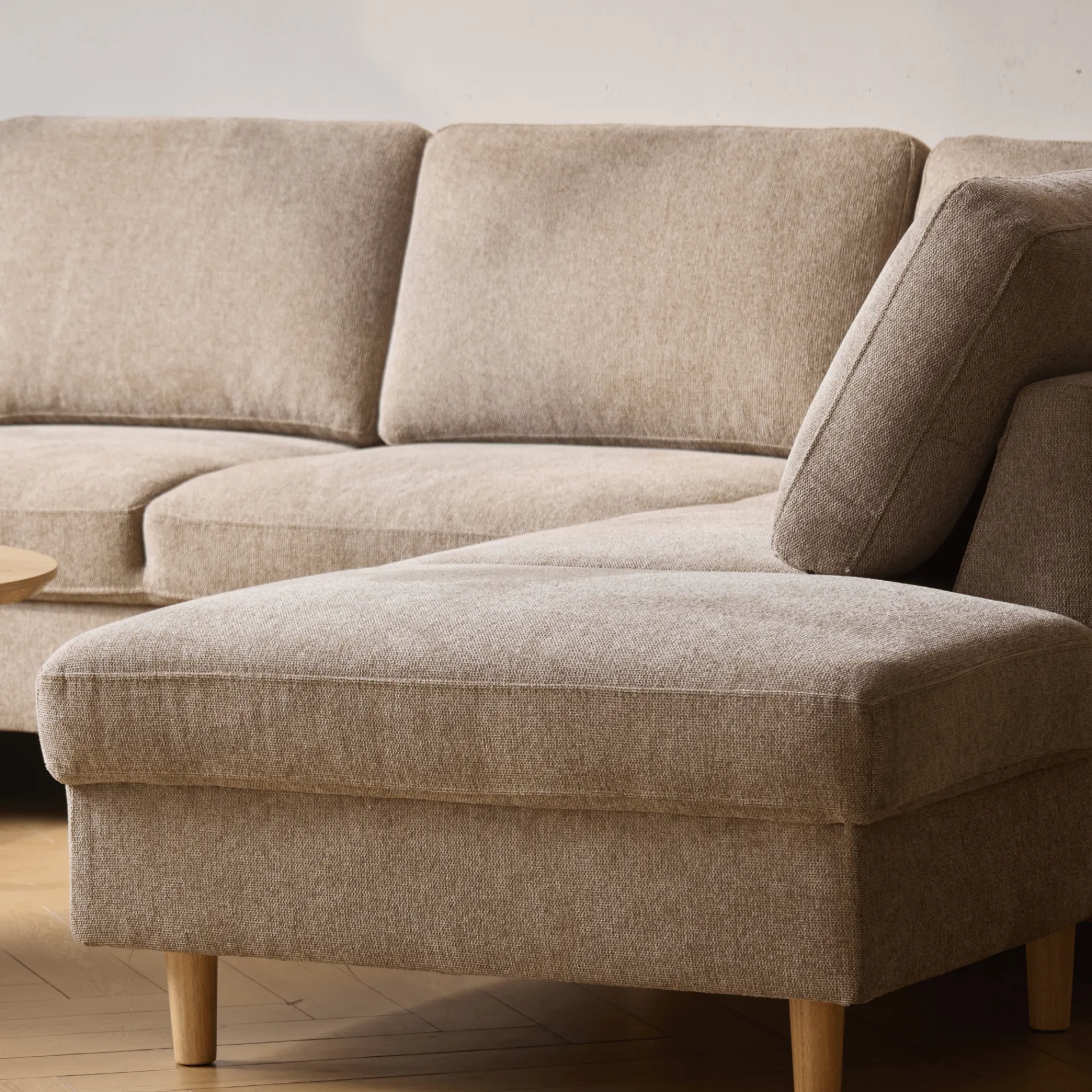 Nimara Jennifer venstrevendt u-sofa i sand med chaiselong - L: 300 x D: 208 x H: 82 cm