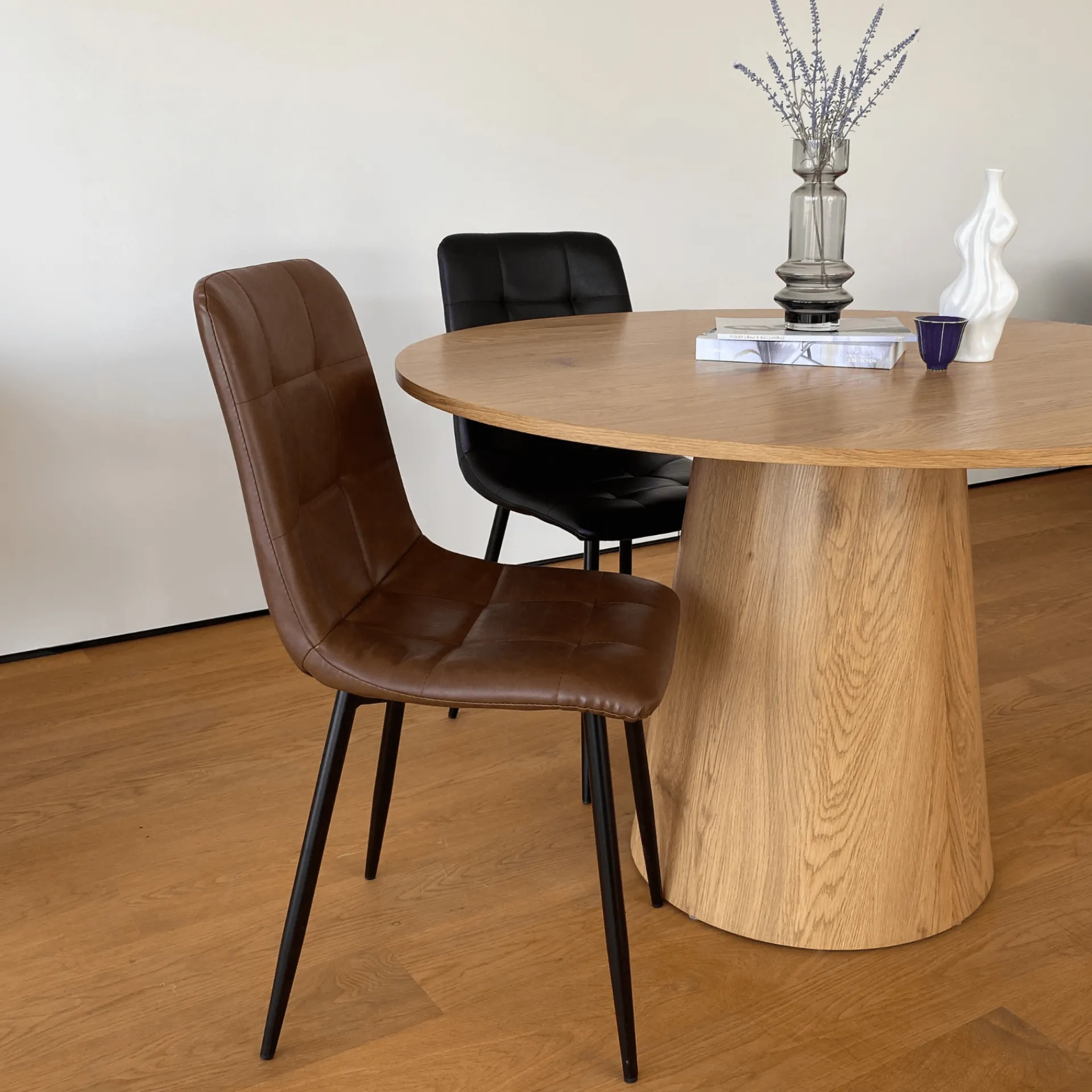 New Nimara Jessi spisebordsstol - Brun kunstlæder med sorte metalben