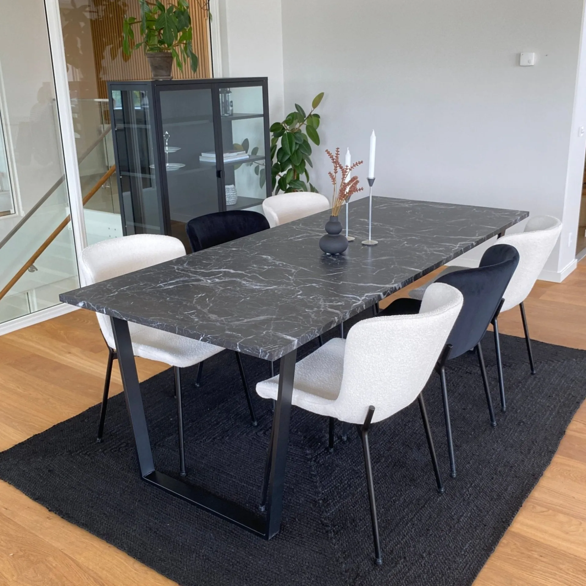 Outlet Nimara Karl spisebord i mat sort med marmor look - 210 x 90 cm