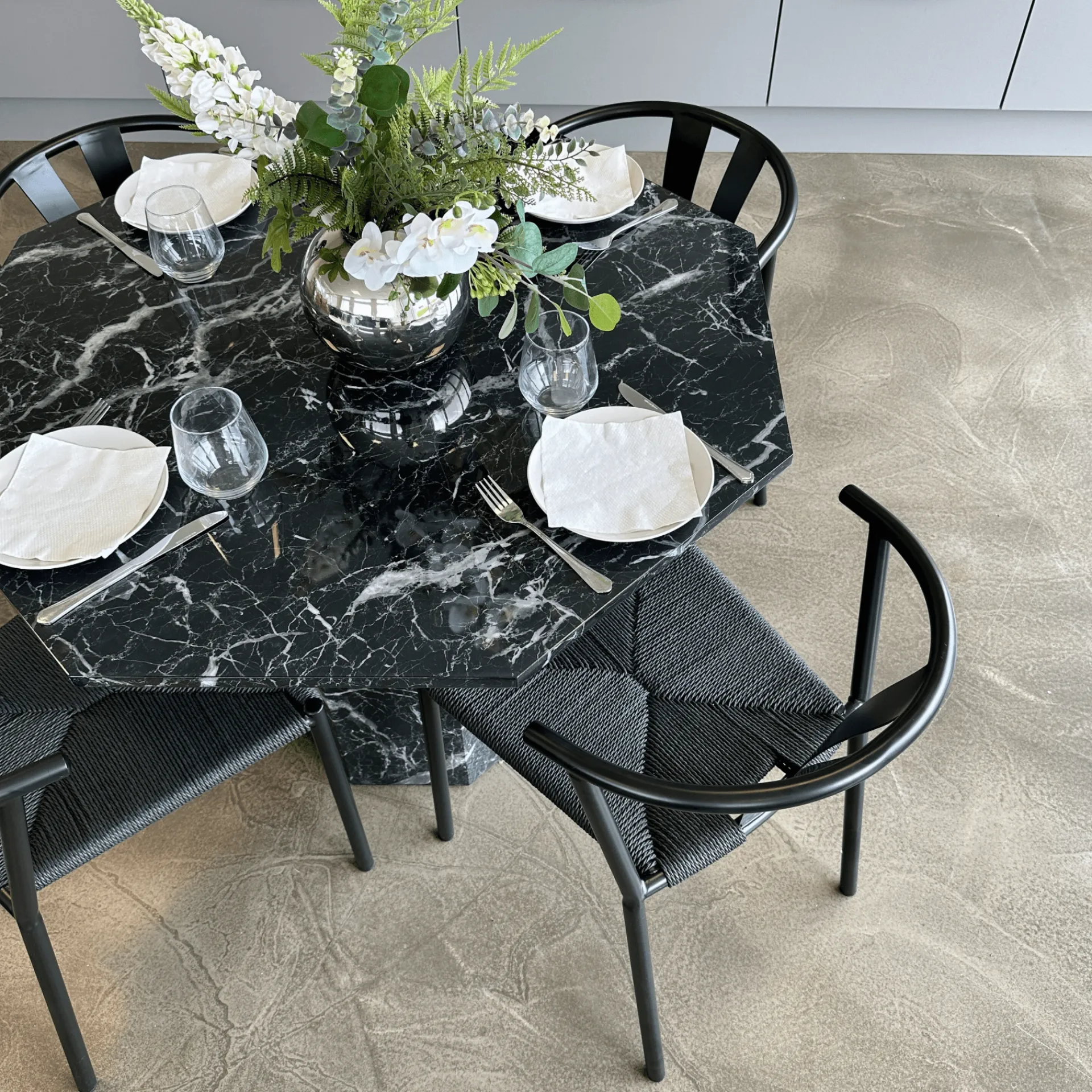 New Nimara Lagoni - rundt spisebord Ø100 cm i sort marmor look