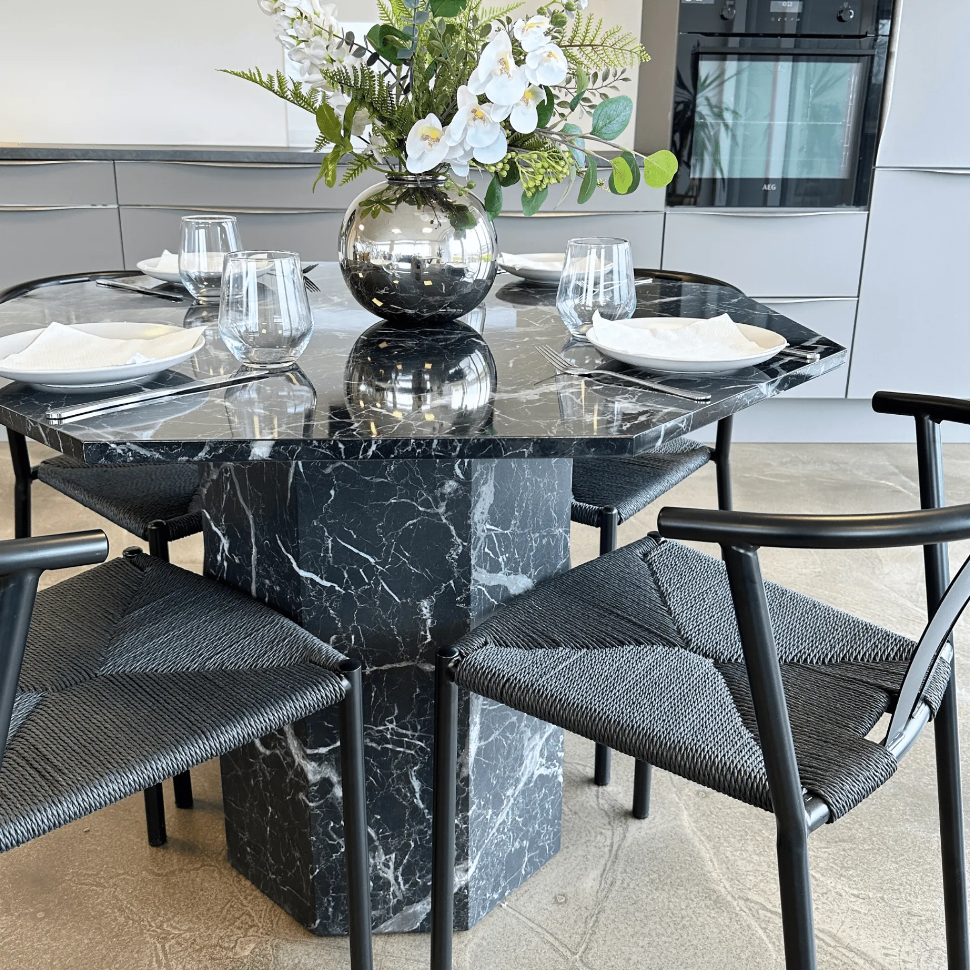 New Nimara Lagoni - rundt spisebord Ø100 cm i sort marmor look