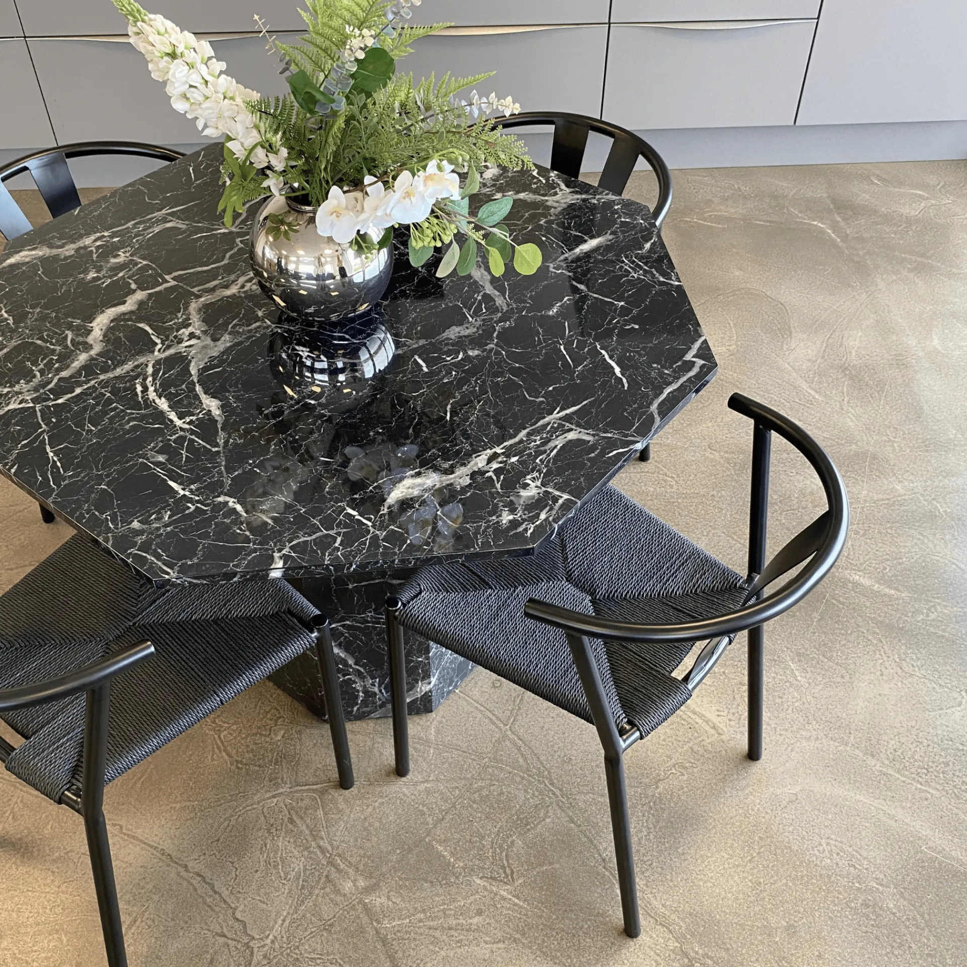 New Nimara Lagoni - rundt spisebord Ø100 cm i sort marmor look