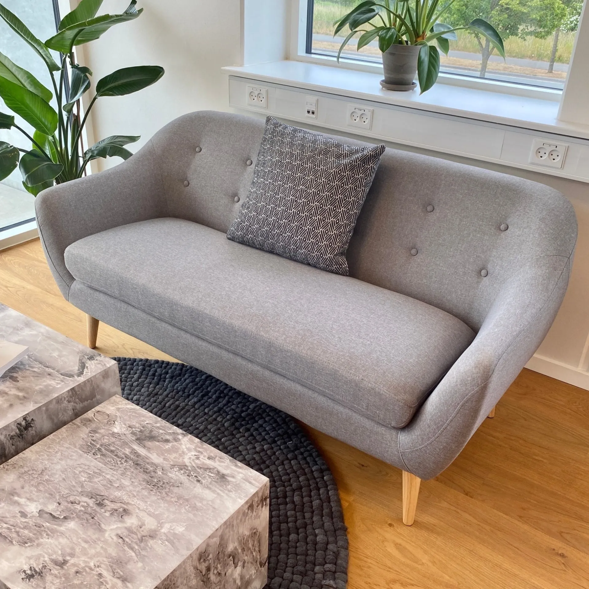 Online Nimara Layla 3 personers sofa - grå tekstil med træben - L: 169 cm D: 83 cm H: 82 cm