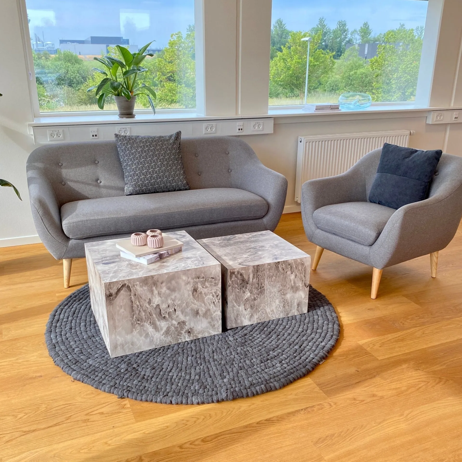 Online Nimara Layla 3 personers sofa - grå tekstil med træben - L: 169 cm D: 83 cm H: 82 cm