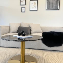 Best Nimara Lazio rundt sofabord i sort marmor look med guld ben - Ø70 cm