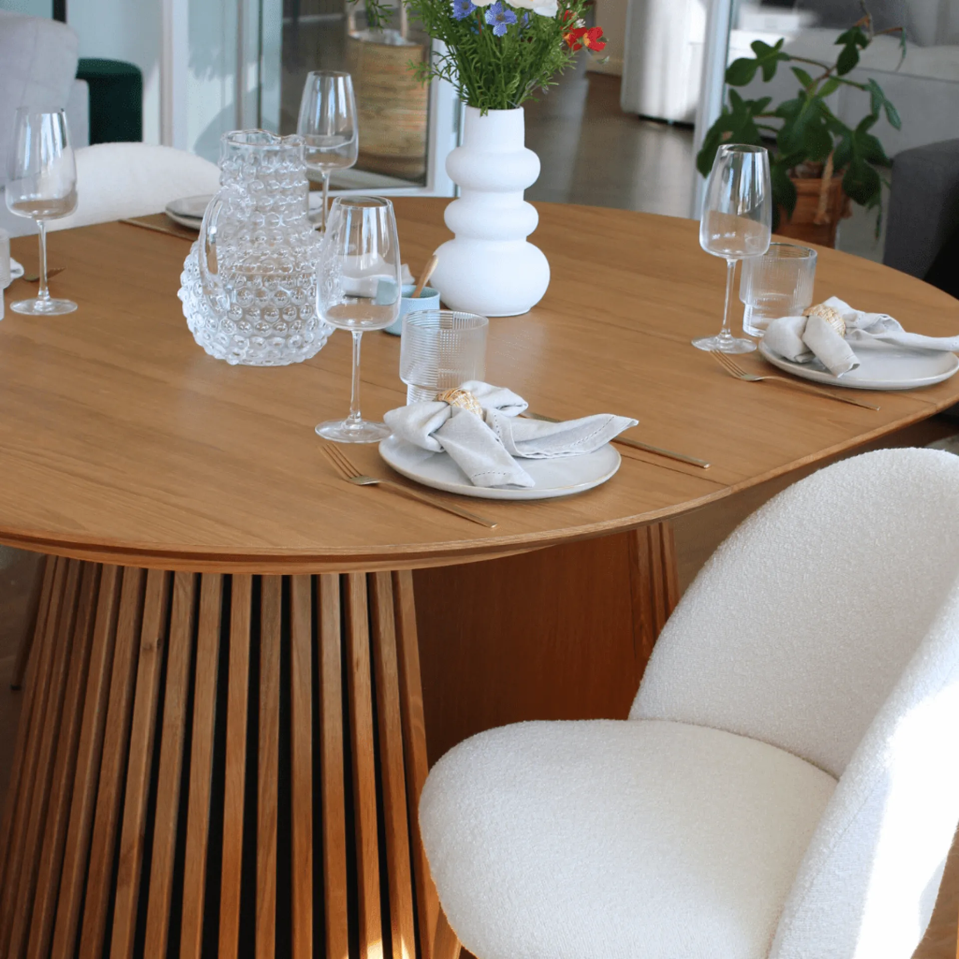 Online Nimara Lewis - Lamel rundt Spisebord I Egefiner med udtræk 150/190/230 CM - 2x tillægsplader medfølger