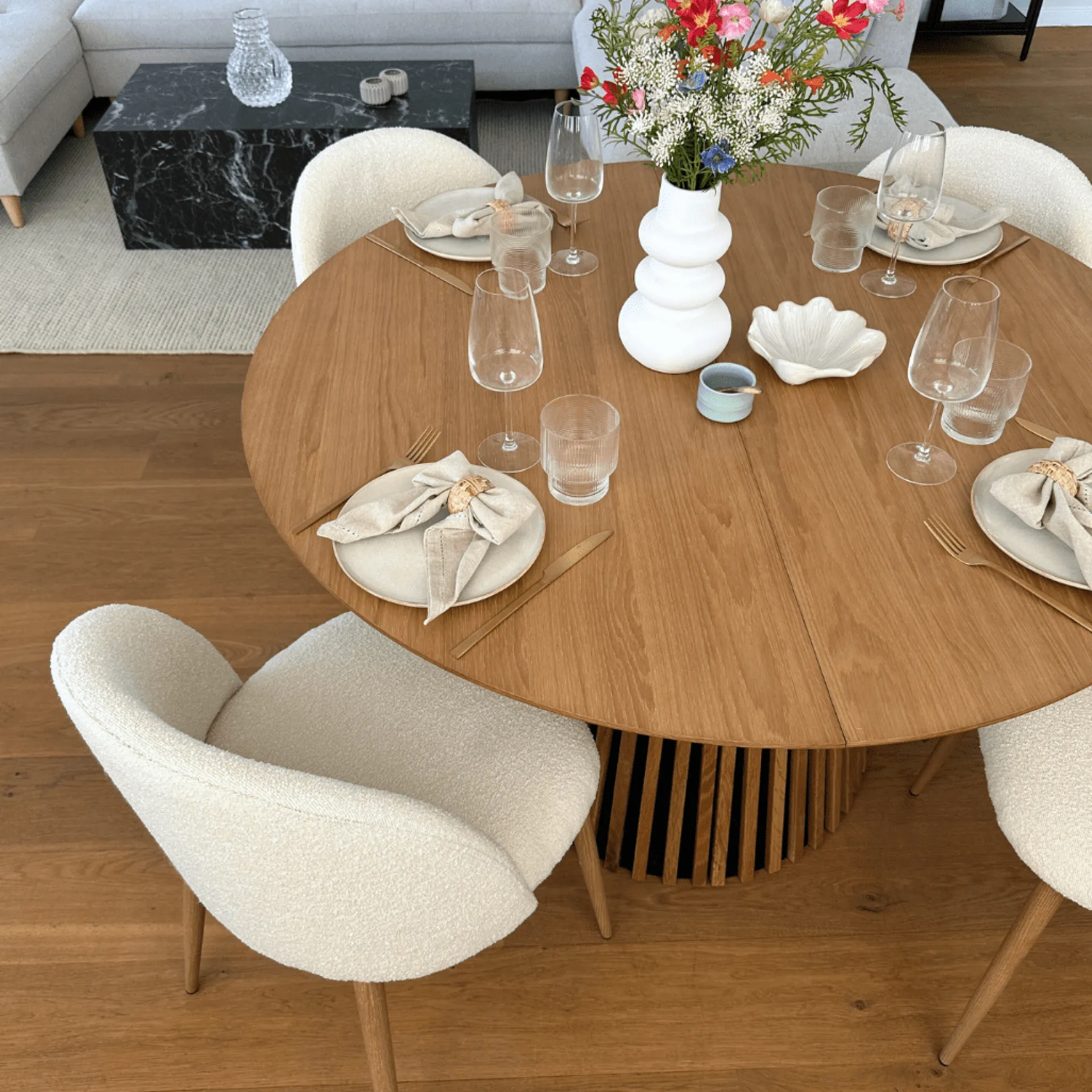 Online Nimara Lewis - Lamel rundt Spisebord I Egefiner med udtræk 150/190/230 CM - 2x tillægsplader medfølger