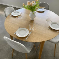 Online Nimara Liam rundt spisebord i olieret egefiner med udtræk 120/160/200 cm - Inkl. 2 tillægsplader