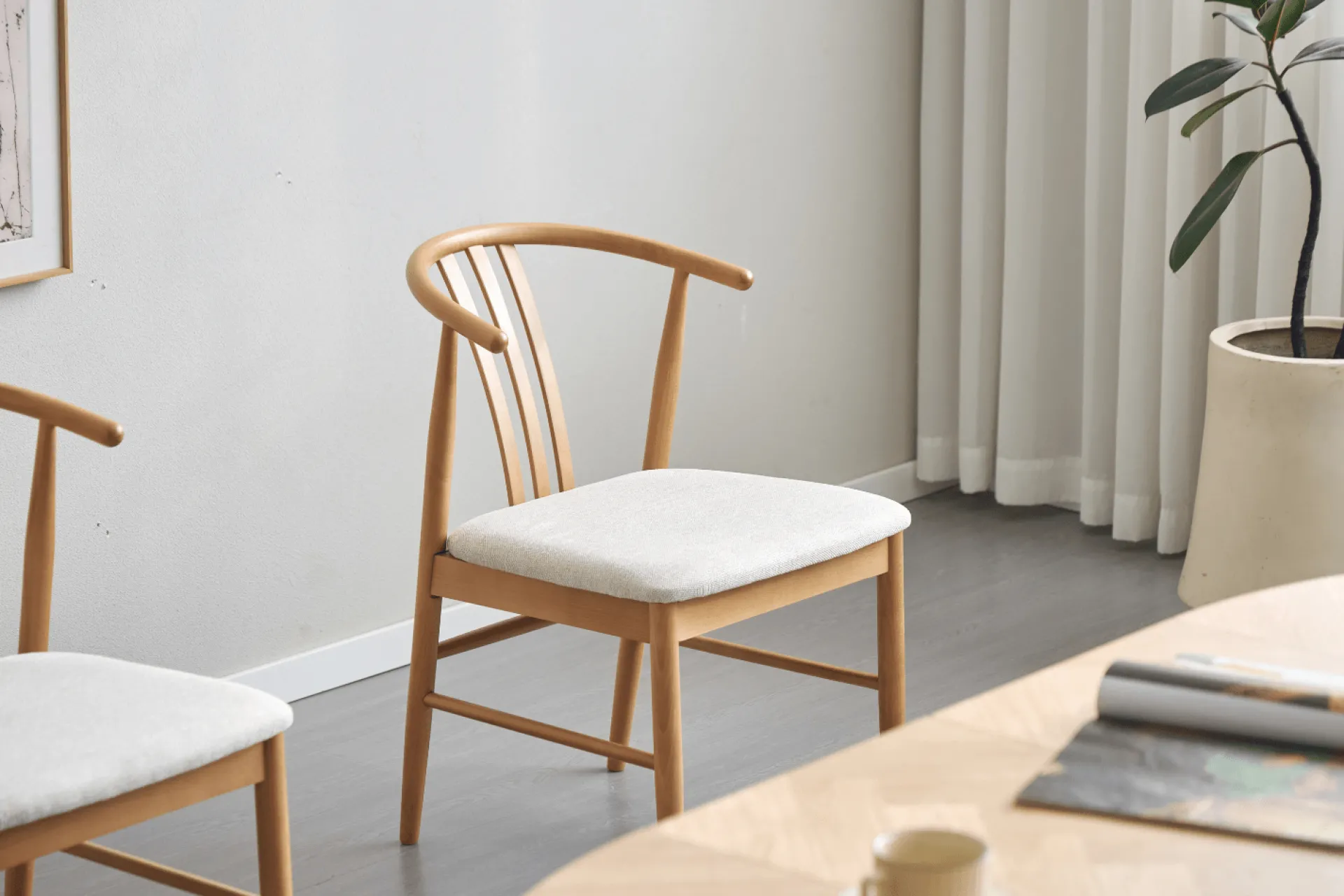 Sale Nimara Lizzie spisebordsstol i bøg med polstret sæde i beige