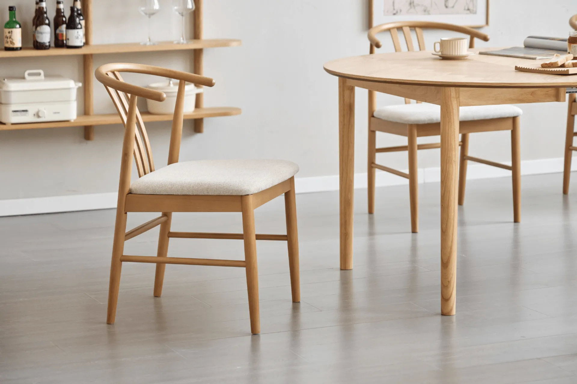 Sale Nimara Lizzie spisebordsstol i bøg med polstret sæde i beige