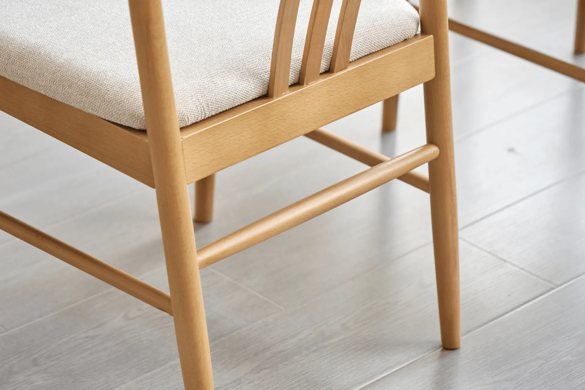 Sale Nimara Lizzie spisebordsstol i bøg med polstret sæde i beige