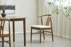 Outlet Nimara Lizzie spisebordsstol i røget bøg med polstret sæde i beige